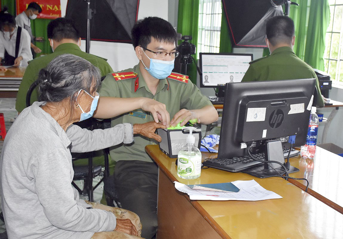 Người dân xã Long Sơn (TP. Vũng Tàu) đến làm thủ tục cấp CCCD.