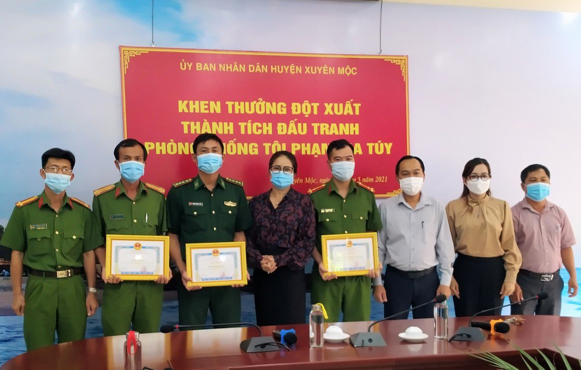 Bà Lê Thị Trang Đài, Chủ tịch UBND huyện Xuyên Mộc trao Giấy khen cho các tập thể.