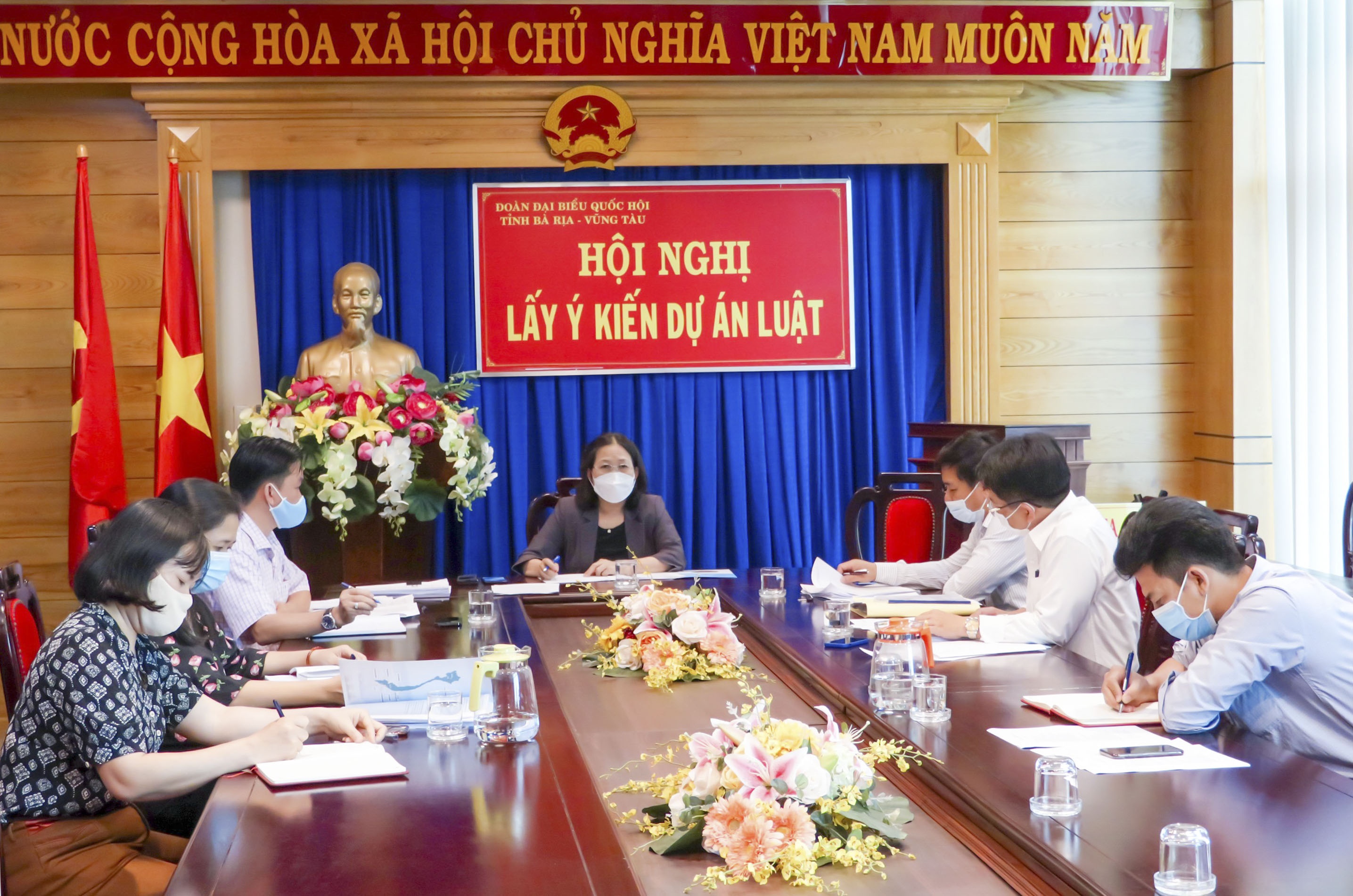 Bà Nguyễn Thị Yến, Phó Bí thư Thường trực  Tỉnh ủy, Trưởng Đoàn ĐBQH tỉnh chủ trì cuộc họp chuẩn bị cho Hội nghị tổng kết công tác Đoàn ĐBQH tỉnh khóa XIV, nhiệm kỳ 2016-2021.