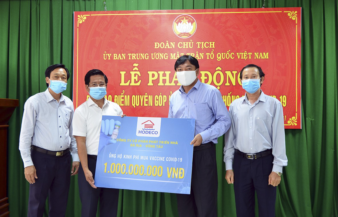 Ông Lê Viết Liên (thứ hai từ phải qua), Tổng Giám đốc Công ty CP Phát triển nhà BR-VT (HODECO) trao bảng tượng trưng số tiền của HODECO ủng hộ công tác phòng, chống dịch COVID 19.