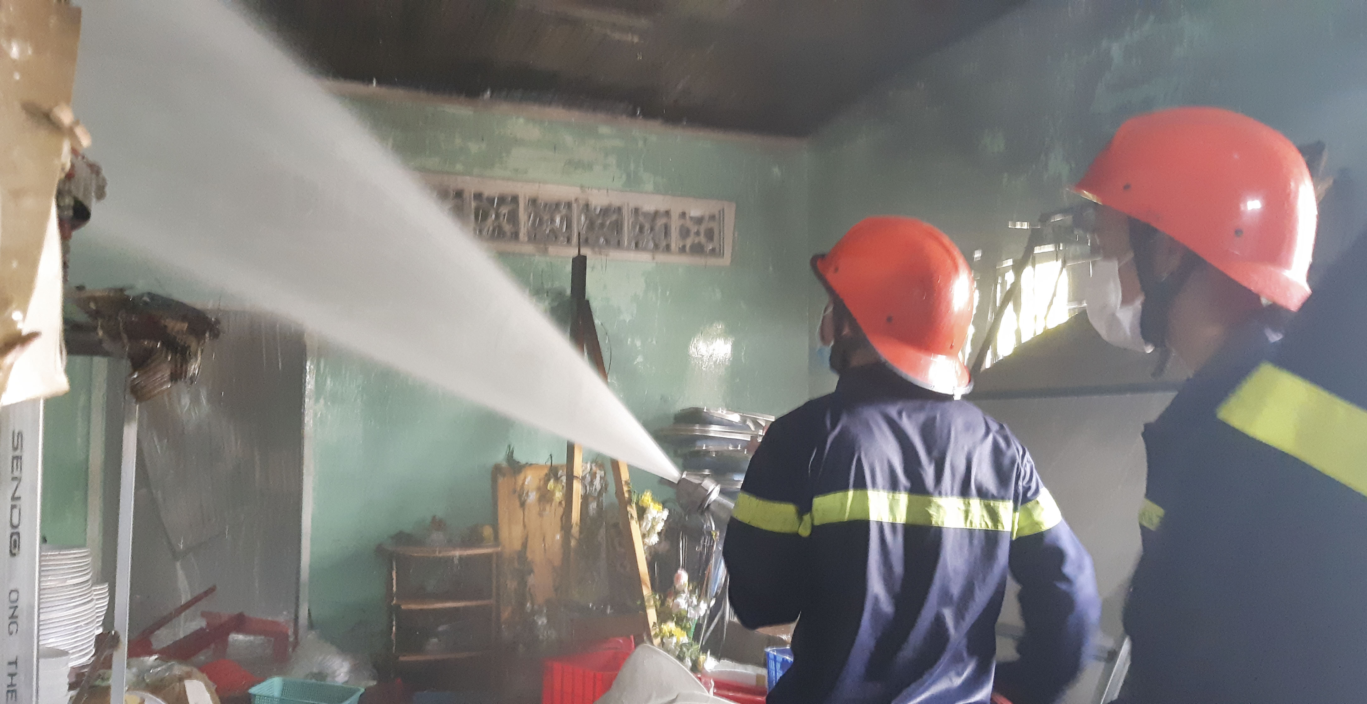 Lực lượng chữa cháy sử dụng lăng vòi nỗ lực dập tắt đám cháy.