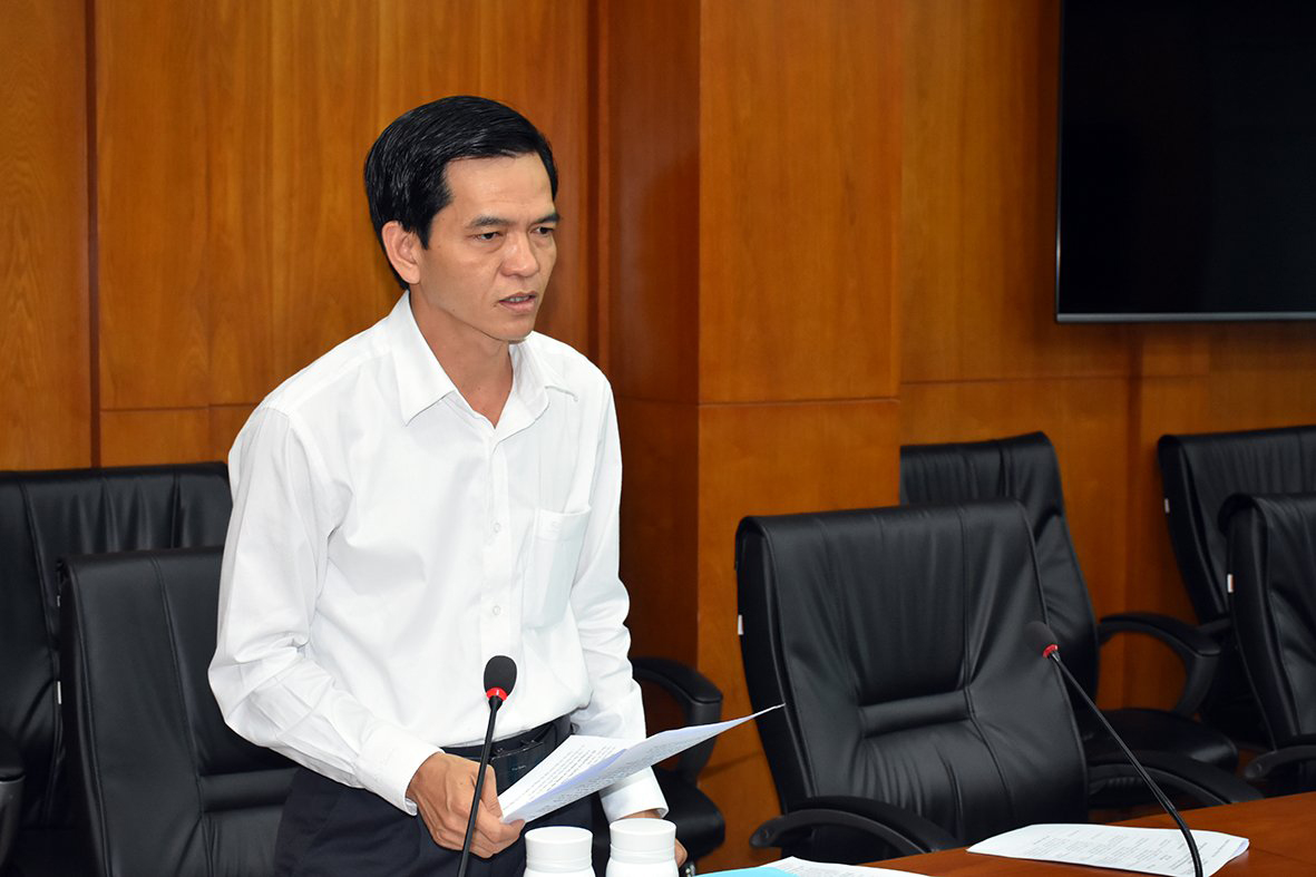 Ông Dương Trọng Hiếu, Tỉnh ủy viên, Chánh Văn phòng Tỉnh ủy báo cáo tình hình thực hiện công tác xây dựng Đảng tháng 5.
