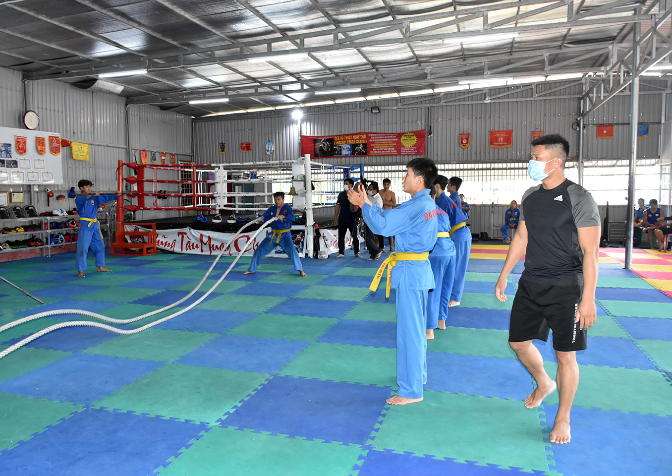 Các VĐV của đội tuyển Vovinam tỉnh chủ yếu tập các bài thể lực để tránh tụ tập đông người, bảo đảm công tác phòng, chống dịch COVID-19.