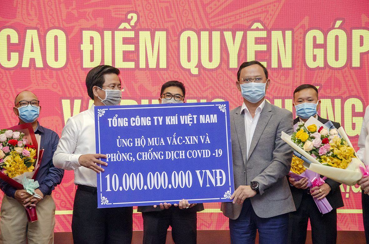 Đại diện Tổng Công ty Khí Việt Nam (PV GAS) trao bảng tượng trưng ủng hộ 10 tỷ đồng mua vaccine và phòng, chống dịch bệnh COVID-19 cho UBMTTQ Việt Nam tỉnh.