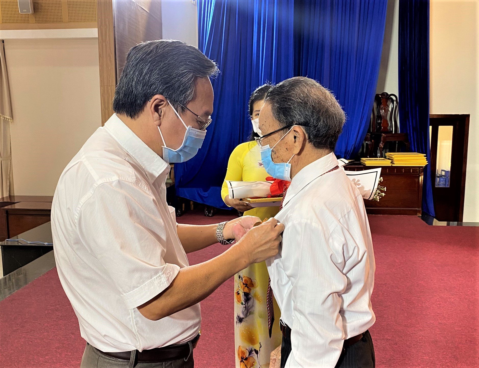 Ông Huỳnh Bách Chiến, Phó Ban Tổ chức Tỉnh ủy trao Huy hiệu 60 năm tuổi đảng cho ông Nguyễn Đức Xích (Đảng bộ TT. Ngãi Giao)