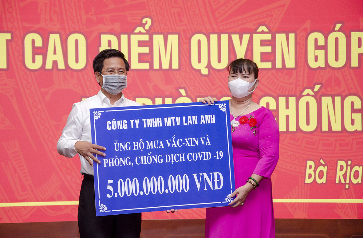 Đại diện Công ty TNHH MTV Lan Anh trao bảng tượng trưng ủng hộ 5 tỷ đồng mua vaccine và phòng, chống dịch bệnh COVID-19 cho UBMTTQ Việt Nam tỉnh.