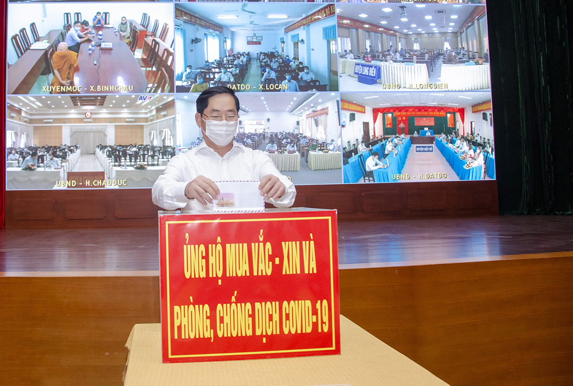 Ông Phạm Viết Thanh, Ủy viên Trung ương Đảng, Bí thư Tỉnh ủy ủng hộ kinh phí mua vaccine và phòng, chống dịch bệnh COVID-19 tại Lễ Phát động.