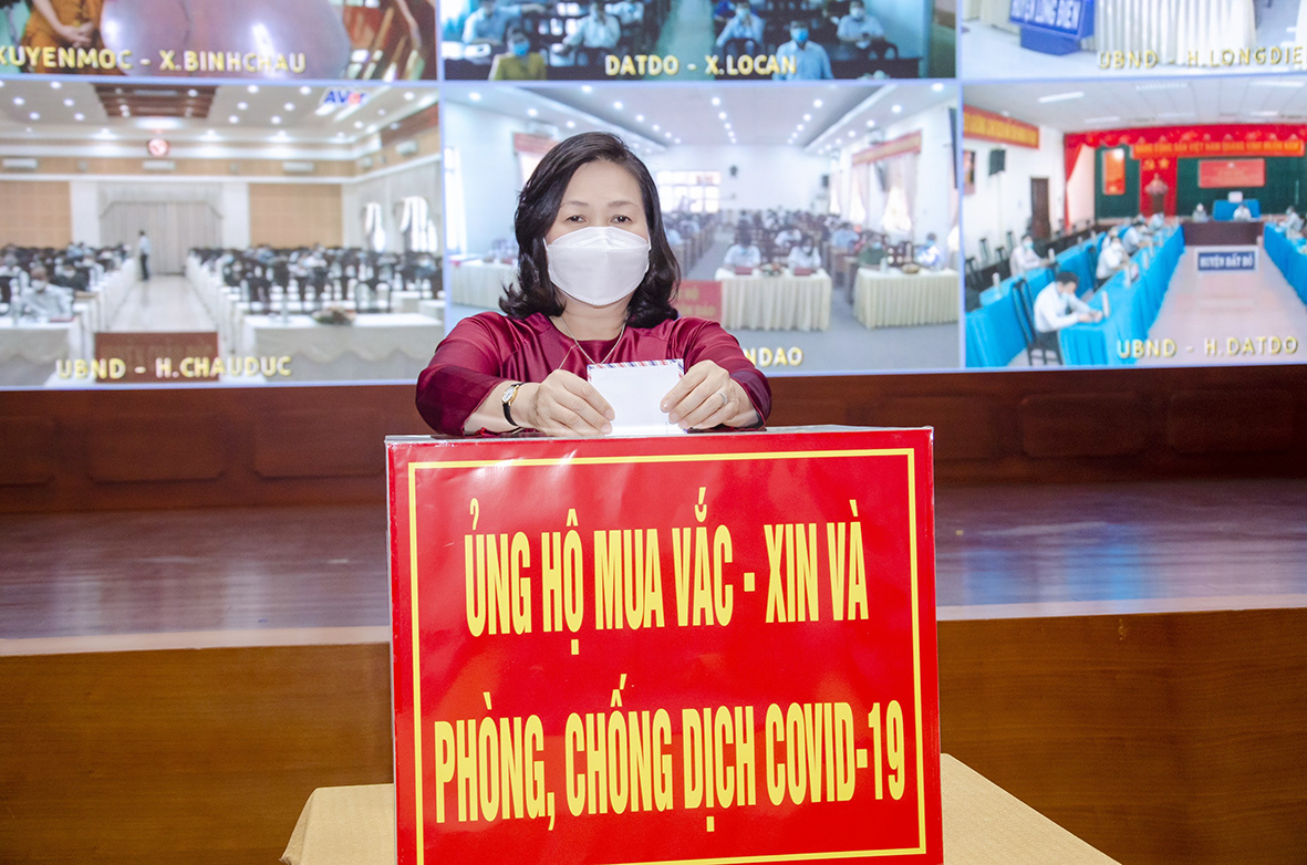 Bà Nguyễn Thị Yến, Phó Bí thư Thường trực Tỉnh ủy, Trưởng Đoàn ĐBQH tỉnh ủng hộ kinh phí mua vaccine và phòng, chống dịch bệnh COVID-19 tại Lễ Phát động.