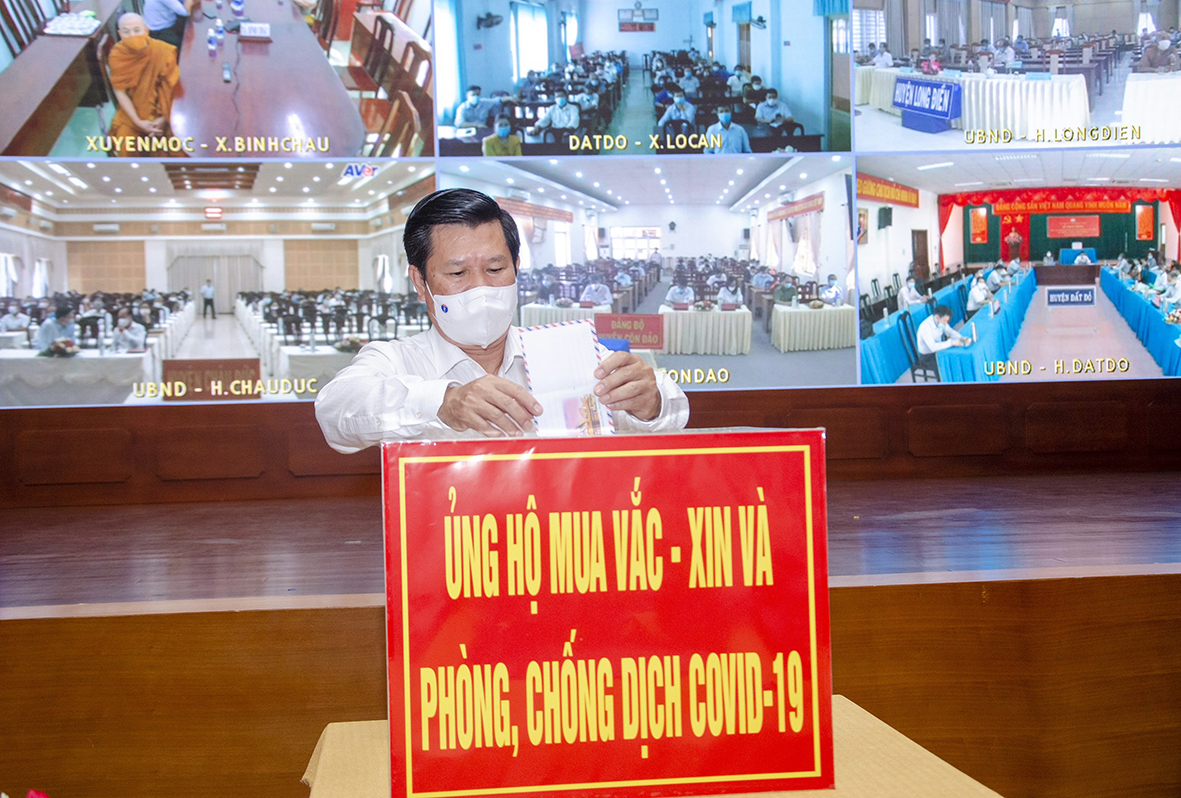 Ông Nguyễn Văn Xinh, Ủy viên Ban Thường vụ Tỉnh ủy, Trưởng Ban Tuyên giáo Tỉnh ủy ủng hộ kinh phí mua vaccine và phòng, chống dịch bệnh COVID-19 tại Lễ Phát động.