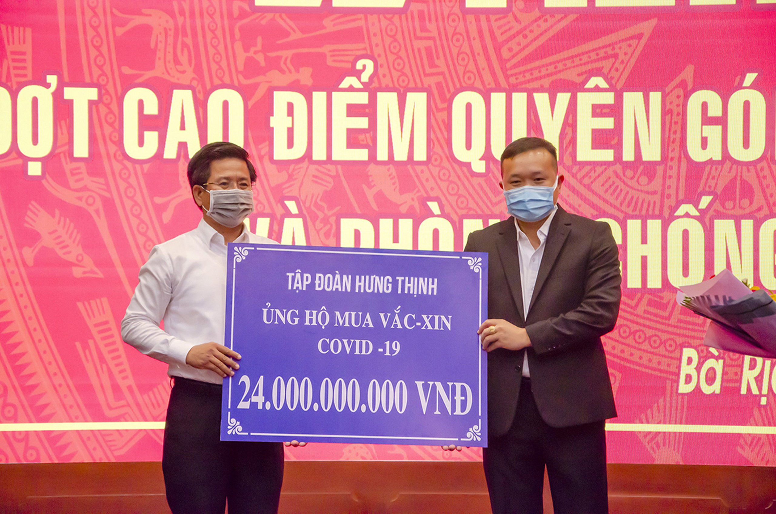 Đại diện Tập đoàn Hưng Thịnh trao bảng tượng trưng ủng hộ 24 tỷ đồng mua vaccine cho UBMTTQ Việt Nam tỉnh.