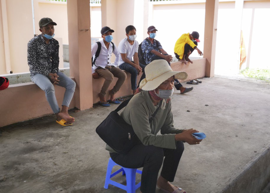 Nhóm người trên xe tải được mời xuống làm việc và lấy lời khai.