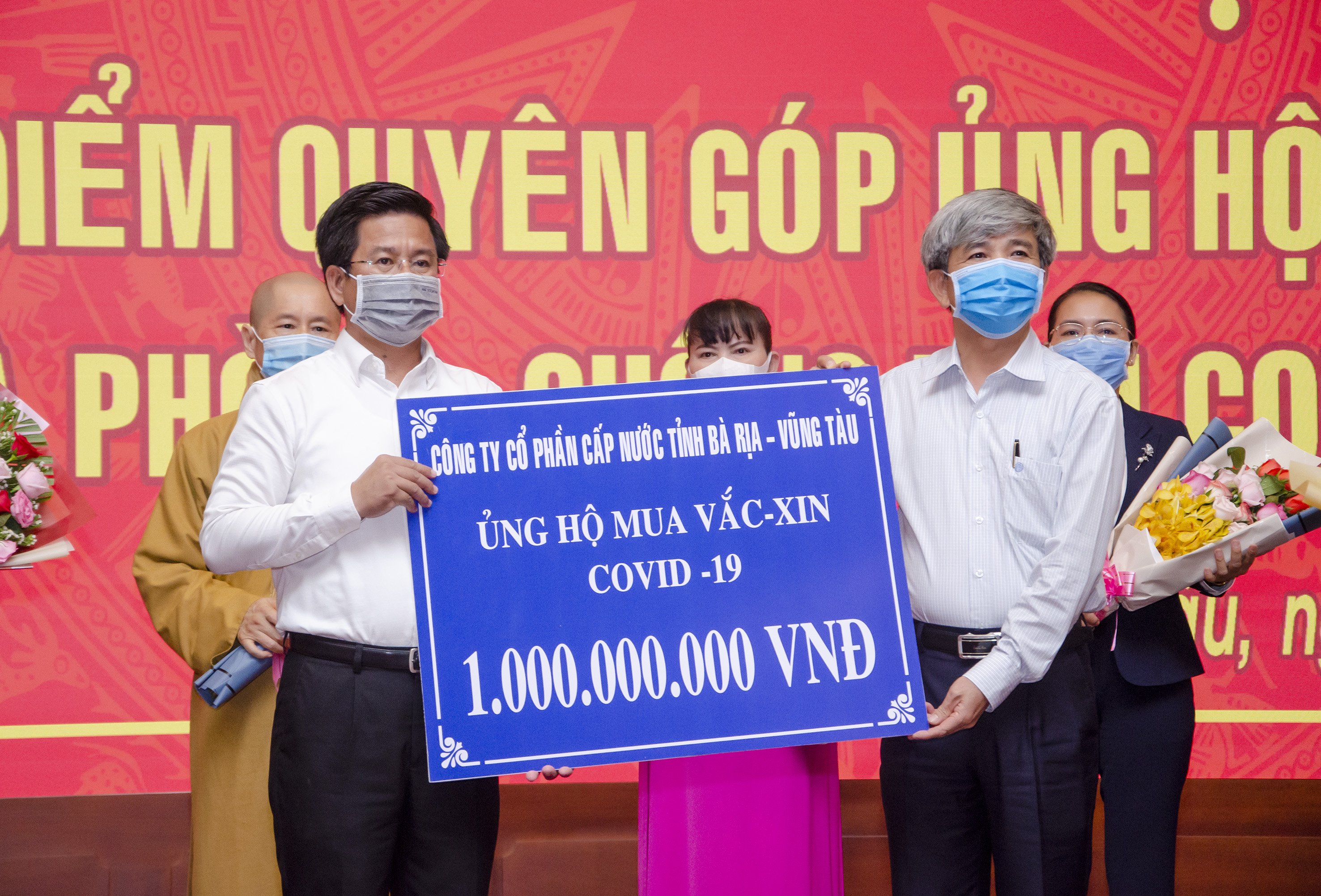 Đại diện Công ty CP Cấp nước tỉnh BR-VT (BWACO) trao bảng tượng trưng ủng hộ 1 tỷ đồng mua vaccine và phòng, chống dịch bệnh COVID-19 cho UBMTTQ Việt Nam tỉnh.