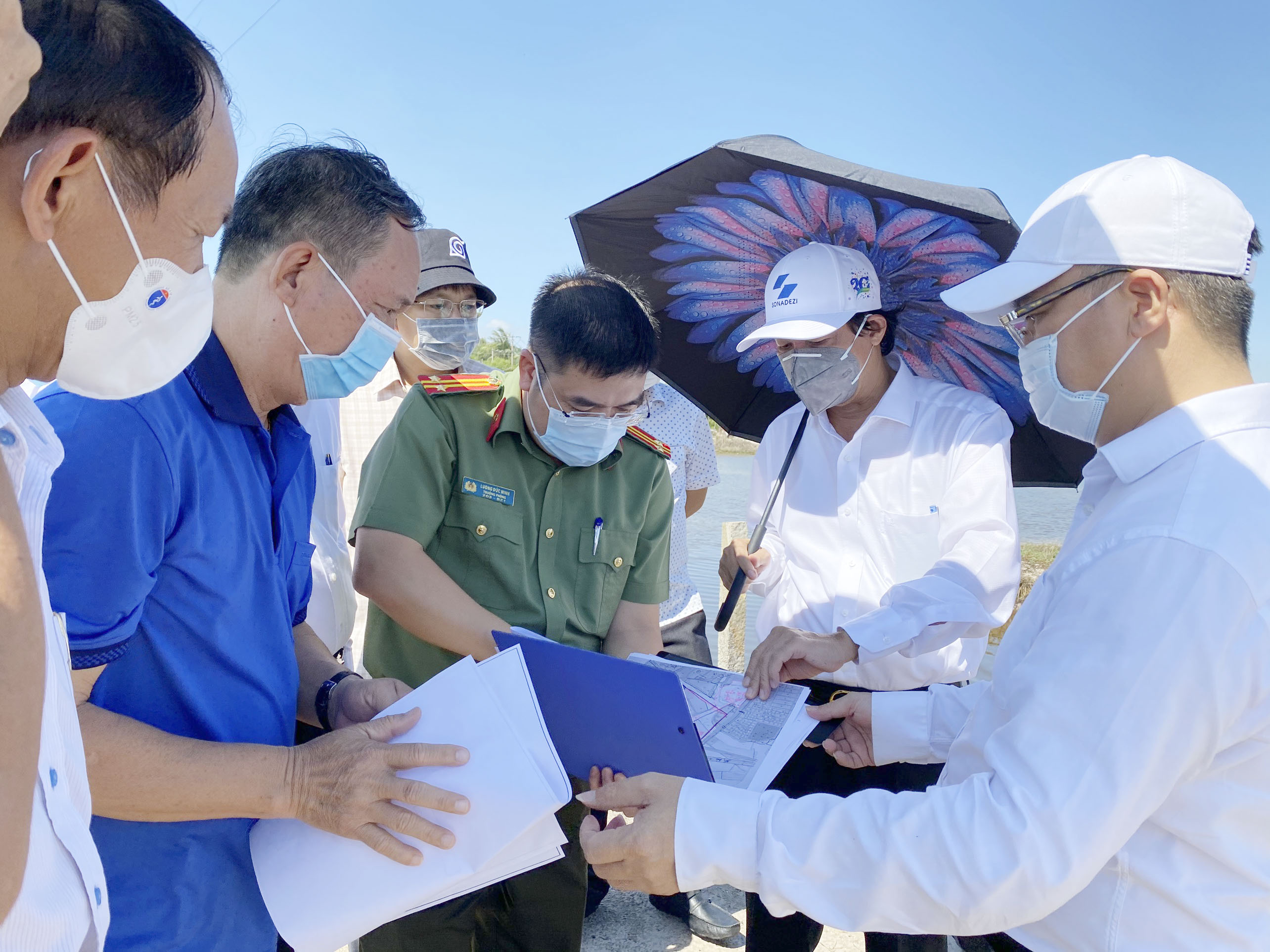 Ông Nguyễn Văn Thọ (thứ hai từ phải qua), Chủ tịch UBND tỉnh khảo sát khu đất Phước Cơ (TP. Vũng Tàu).