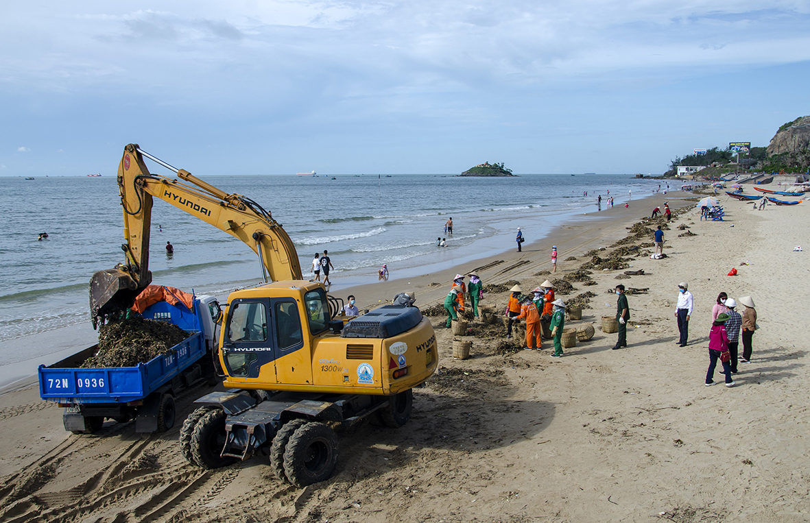 Xe cẩu và xe chở rác của Công ty CP dịch vụ môi trường và Công trình đô thị Vũng Tàu được tăng cường xuống bãi biển để thu gom rác.