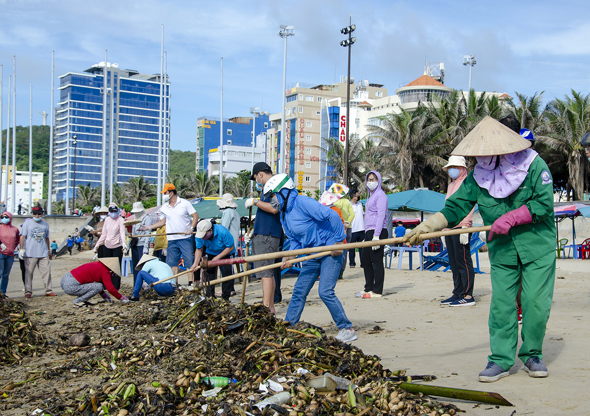 Các lực lượng thu gom rác dạt vào khu vực bờ biển Bãi Sau..