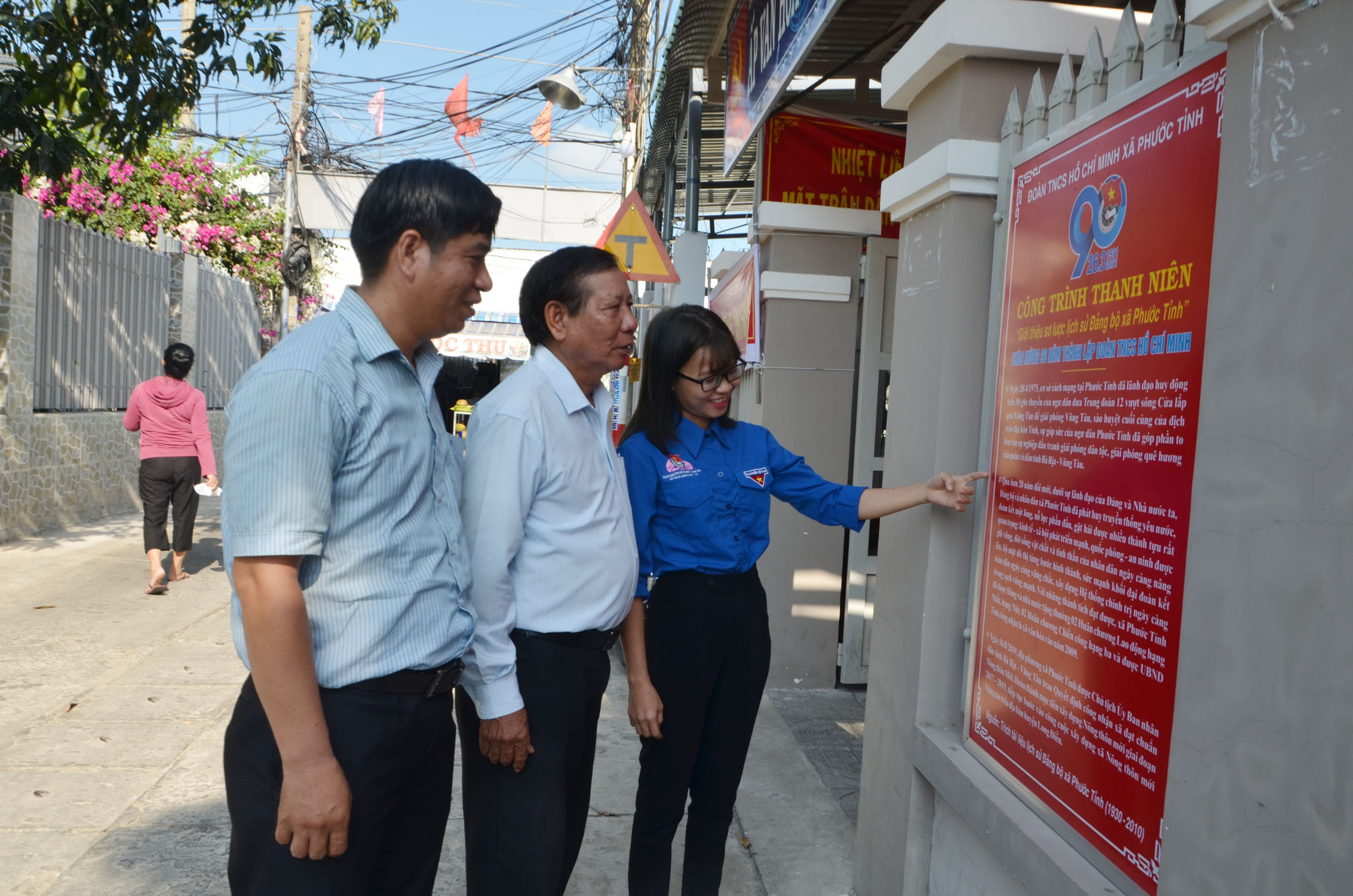 Người dân đọc thông tin trên bảng CTTN “Lịch sử Đảng bộ xã Phước Tỉnh” tại trụ sở ấp Phước Thái  (xã Phước Tỉnh, huyện Long Điền).