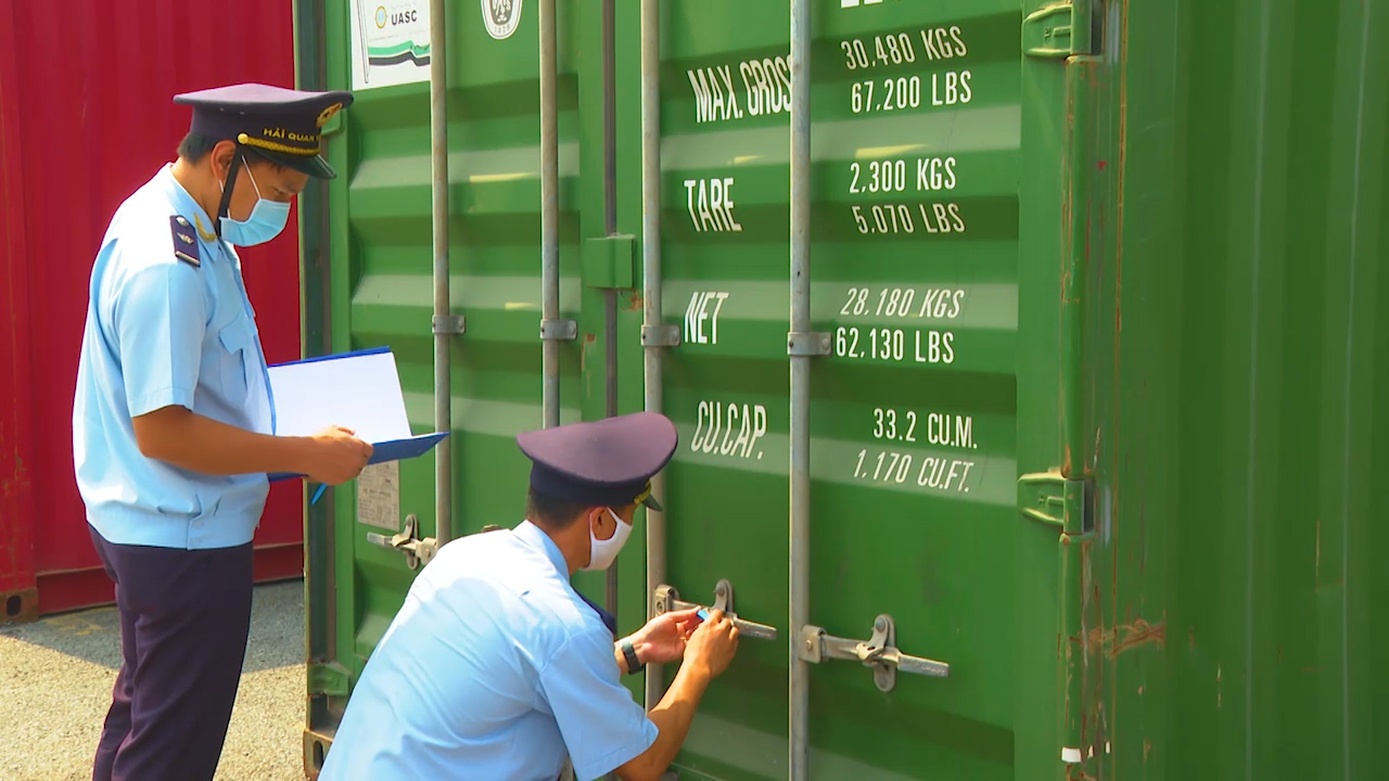 Lực lượng hải quan kiểm tra hàng container tại Cảng Cái Mép.