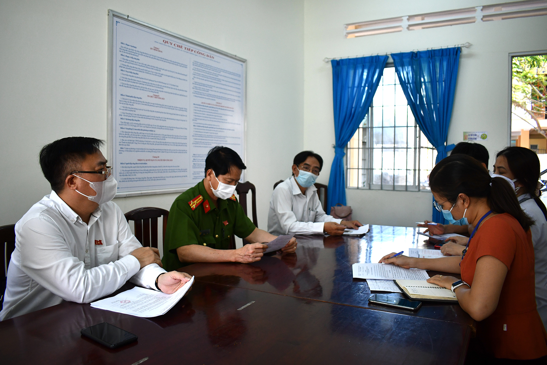 Ông Hoàng Vũ Thảnh (bìa trái), Quyền Chủ tịch UBND TP.Vũng Tàu, Trưởng Ban Chỉ đạo Phòng, chống dịch COVID-19 kiểm tra tại UBND phường 8 (TP.Vũng Tàu).