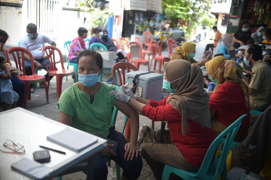 Nhân viên y tế tiêm vắc xin phòng COVID-19 cho người dân tại Jakarta, Indonesia, ngày 10/5/2021.