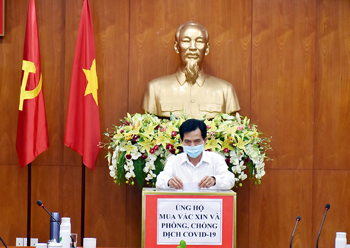 Ông Dương Trọng Hiếu, Tỉnh ủy viên, Chánh Văn phòng Tỉnh ủy  quyên góp cho Quỹ Phòng, chống COVID-19 của UBMTTQ Việt Nam tỉnh.