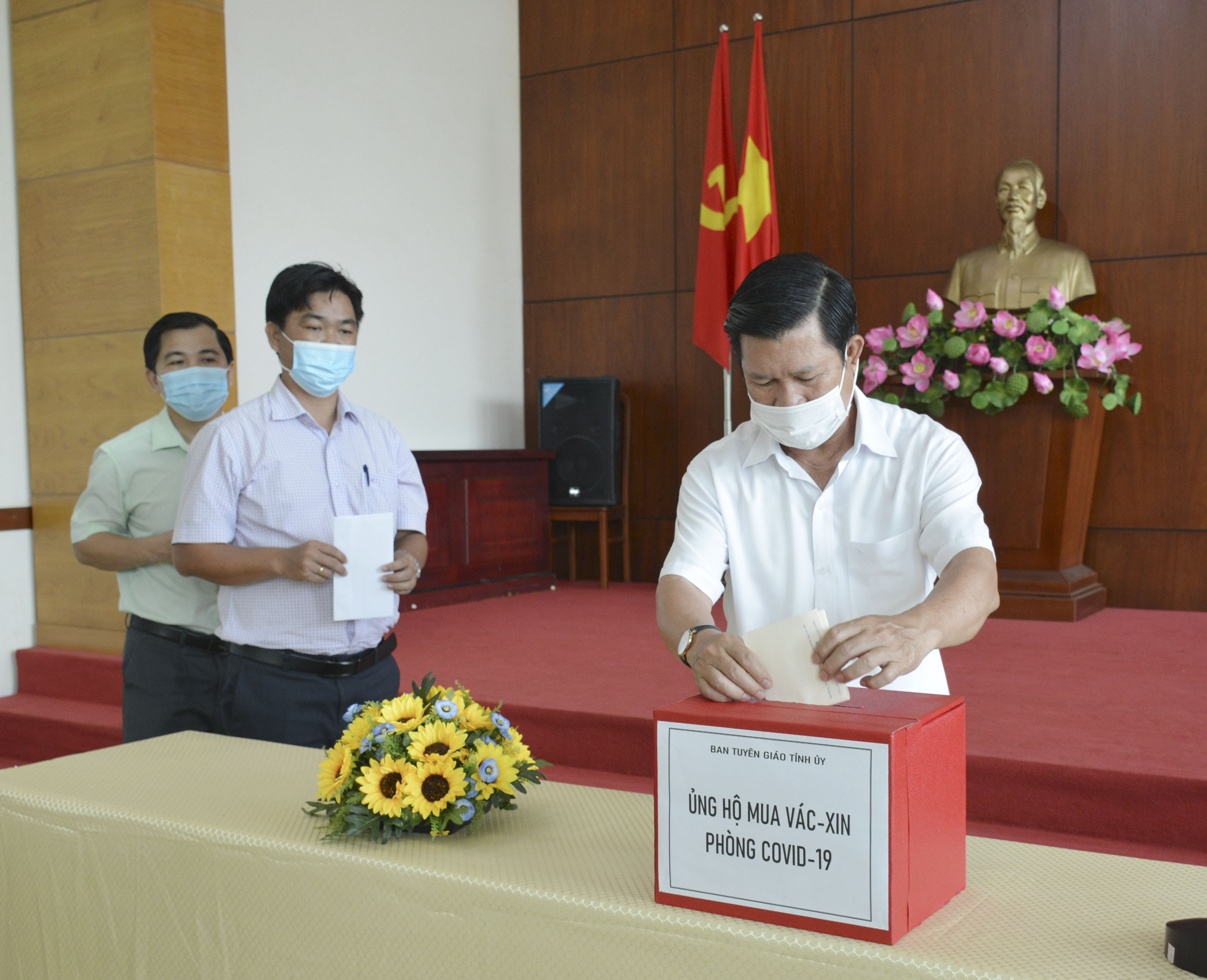 Ông Nguyễn Văn Xinh, Ủy viên Ban Thường vụ Tỉnh ủy, Trưởng Ban Tuyên giáo Tỉnh ủy đóng góp cho Quỹ mua vắc xin phòng COVID-19. Ảnh: CTV