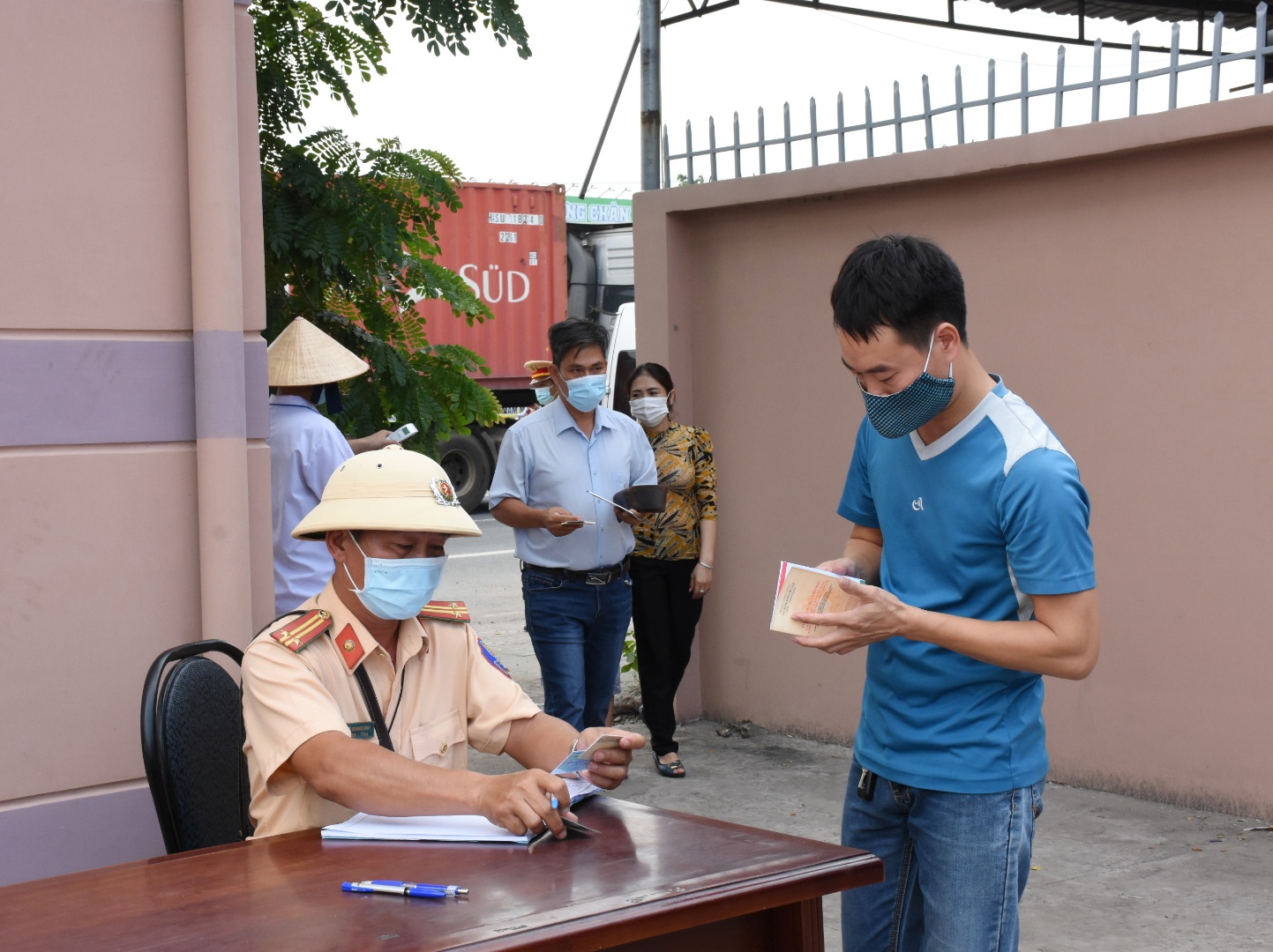 Lực lượng chức năng làm việc tại chốt kiểm soát Quốc lộ 51 (địa phận phường Mỹ Xuân, TX.Phú Mỹ, giáp huyện Long Thành, tỉnh Đồng Nai).