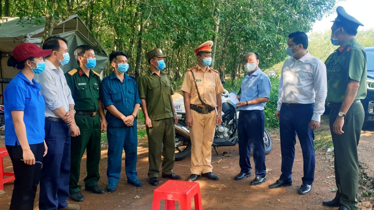 Ông Nguyễn Văn Việt, Bí thư huyện ủy Châu Đức trao tặng 10 triệu đồng  cho mỗi chốt kiểm dịch.