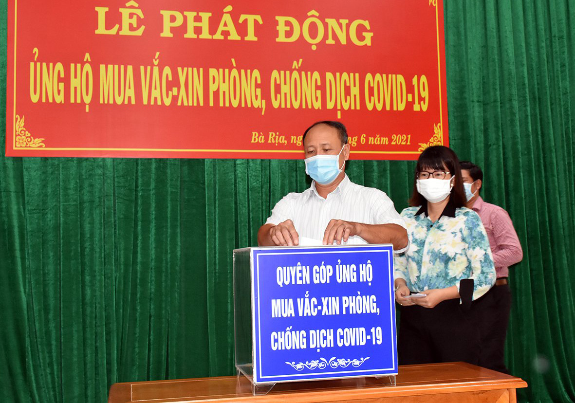 Lãnh đạo, CCVC TP. Bà Rịa đóng góp cho Quỹ mua vắc xin và phòng, chống COVID-19 của UBMTTQ Việt Nam tỉnh.