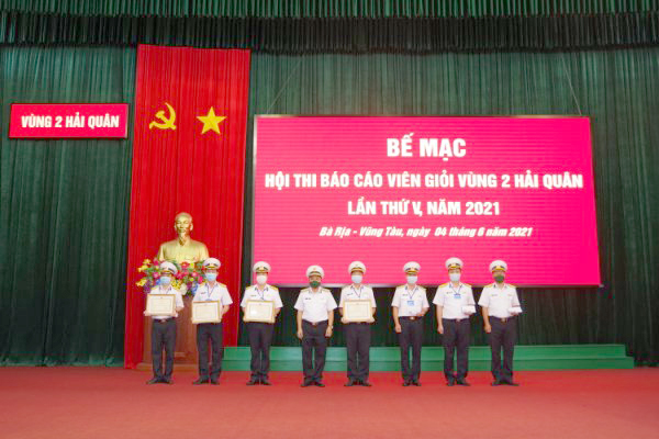Chuẩn Đô đốc Đỗ Văn Yên, Chính ủy Vùng 2 Hải quânChính uỷ Vùng 2 trao thưởng cho các cá nhân đạt thành tích cao tại Hội thi.