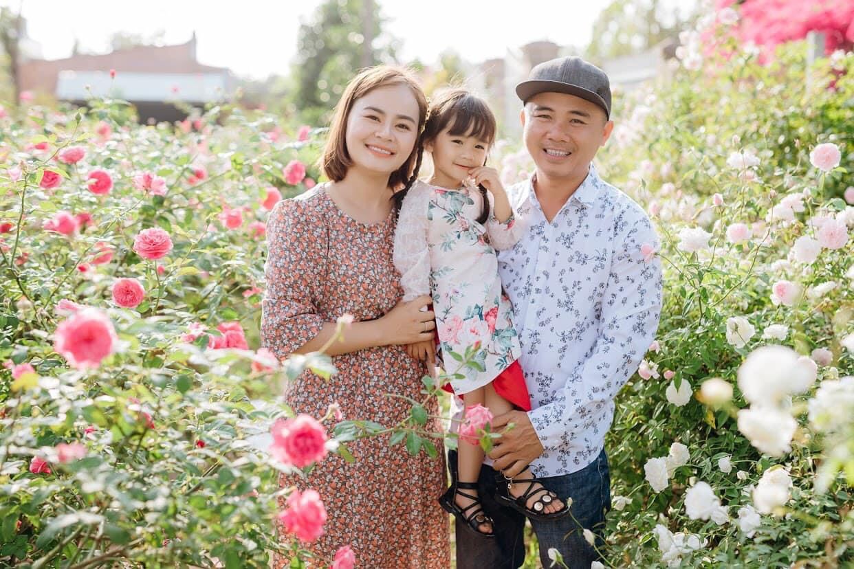 Gia đình anh Nam trong khu vườn ngập tràn hoa hồng.
