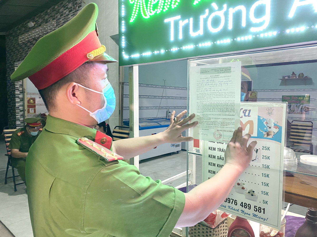 Công an TX.Phú Mỹ dán cam kết phòng dịch tại quán giải khát Trường An (KP.Thị Vải, phường Mỹ Xuân).