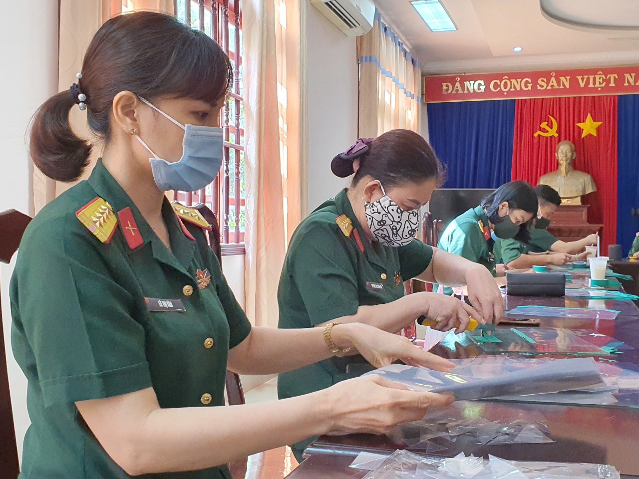 Hội viên phụ nữ và ĐVTN Bộ CHQS tỉnh tham gia làm kính chắn giọt bắn.