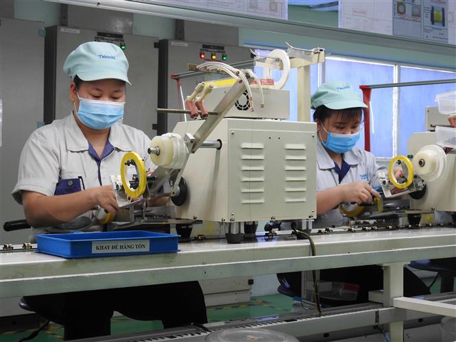 Thủ tướng yêu cầu áp dụng biện pháp phòng chống dịch gắn với phát triển kinh tế. Trong ảnh: Công nhân Công ty TNHH Tabuchi Electric Việt Nam, KCN Đại Đồng - Hoàn Sơn (Bắc Ninh) đeo khẩu trang, ngồi giãn cách, đảm bảo duy trì hoạt động sản xuất. Ảnh: Thái Hùng/TTXVN.