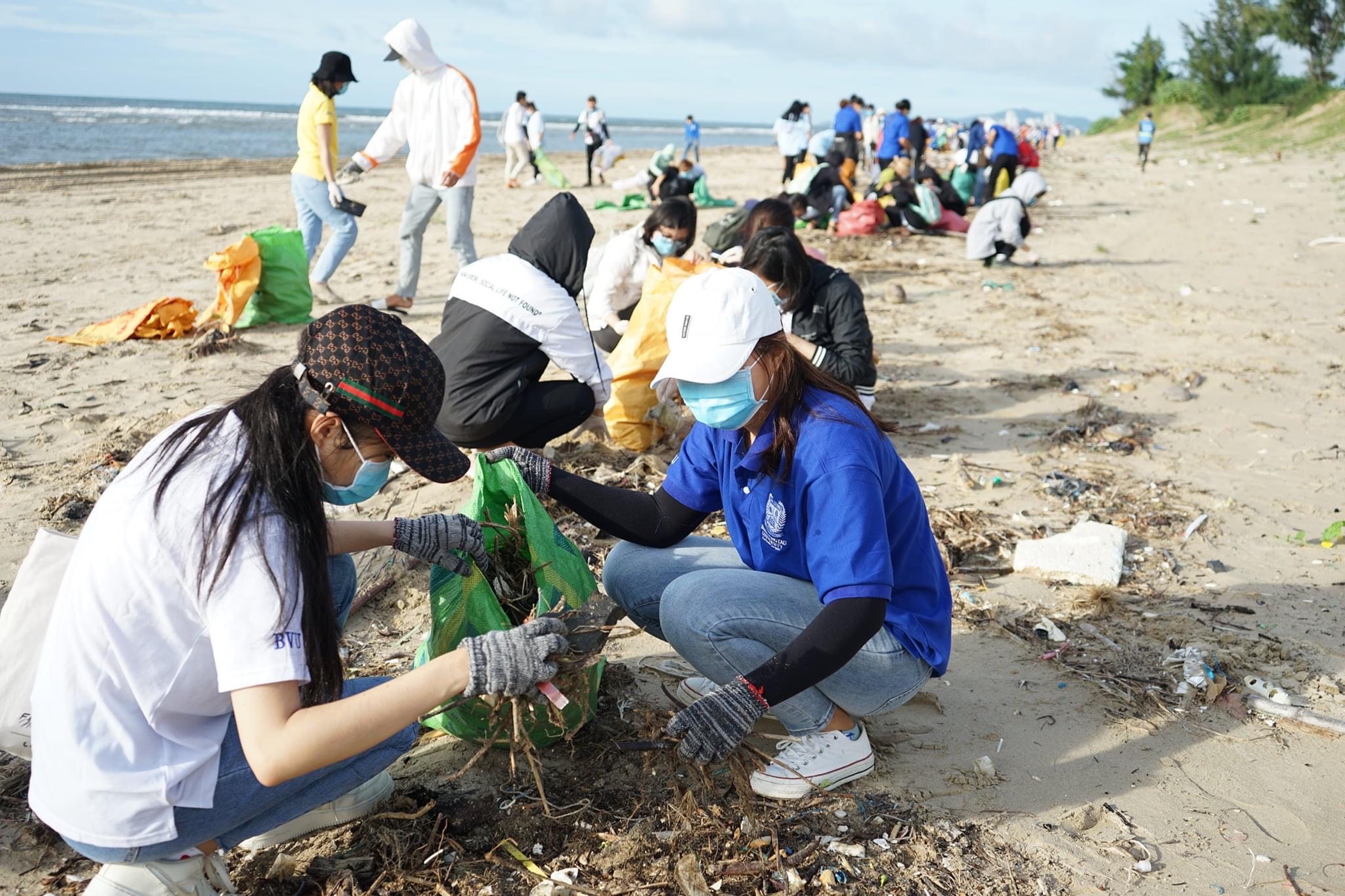 Các bạn trẻ tham gia thu gom rác trên bãi biển Vũng Tàu.