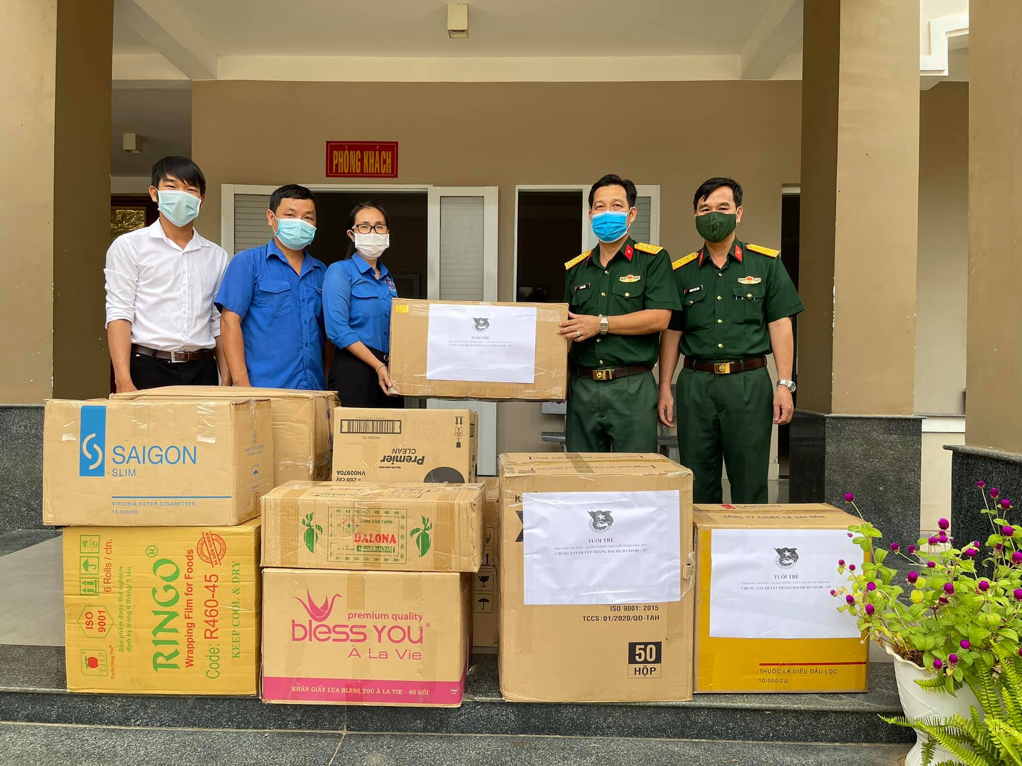 Đại diện Đoàn thanh niên các xã Kim Long, Láng Lớn, Xà Bang, Quảng Thành (huyện Châu Đức) bàn giao 2.000 kính chắn giọt bắn tới khu cách ly Trung Đoàn Minh Đạm.