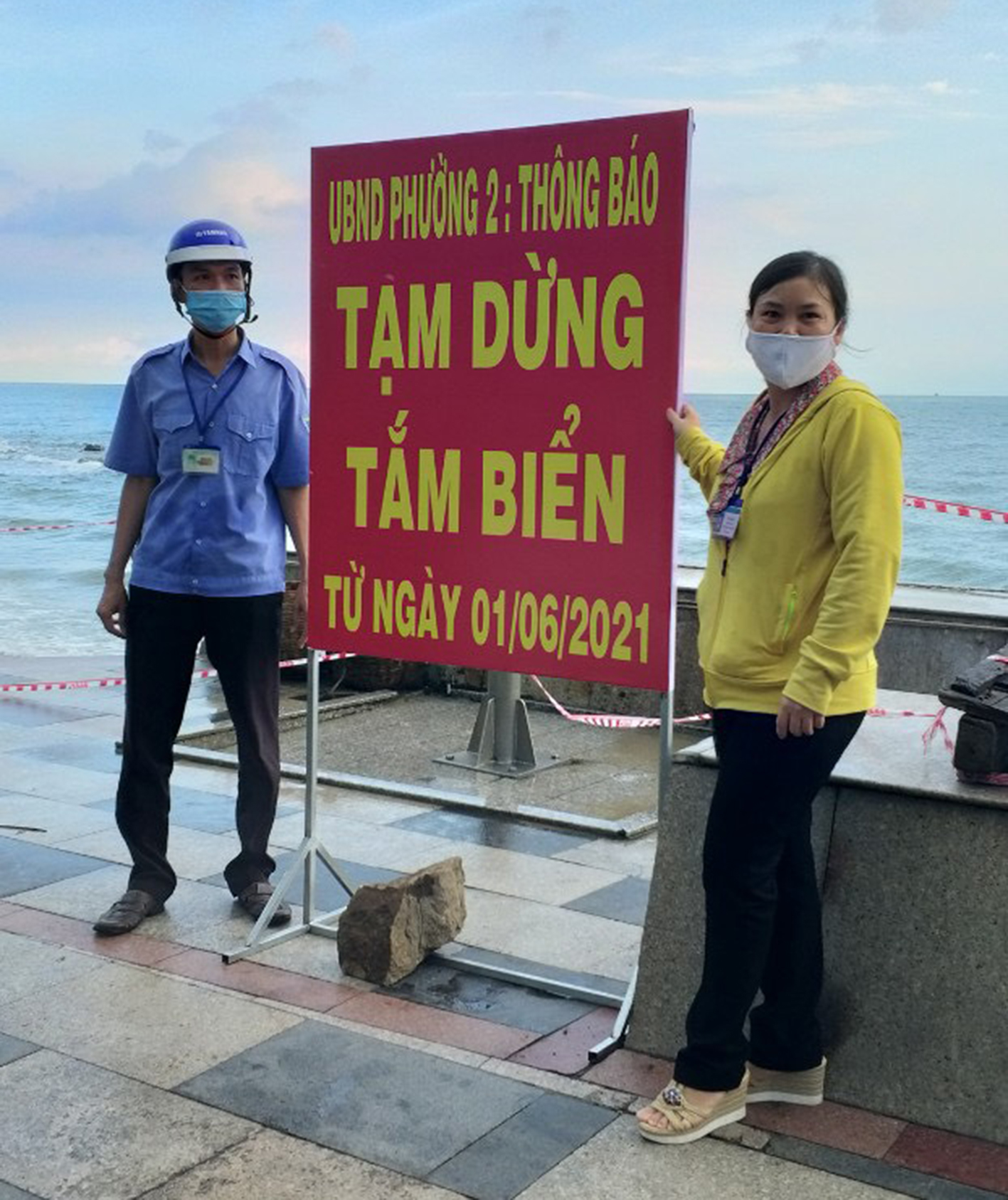 Chị Võ Thị Lý, công chức Văn phòng - Thống kê UBND phường 2 (phải) tham gia chốt chặn phòng, chống dịch ở số 68 Hạ Long.