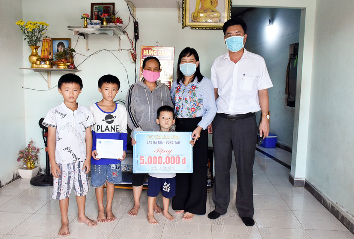 Bà Đỗ Nguyễn Hoàng Dung, Quyền Tổng Biên tập Báo BR-VT trao tiền hỗ trợ cho gia đình bà Trần Thị Phúc - ông Nguyễn Ngọc Sang.