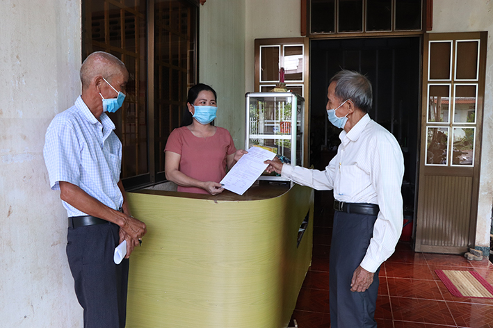 Tổ giám sát COVID-19 cộng đồng số 10, thôn Trung Nghĩa, xã Nghĩa Thành đến gia đình bà Nguyễn Thị Nhung để tuyên truyền về các biện pháp phòng, chống dịch.