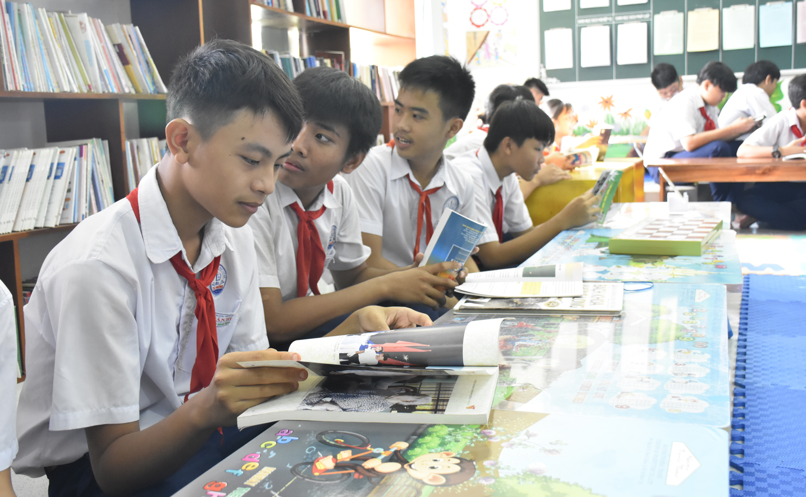 HS đọc sách tại thư viện Trường THCS Tân Hưng (xã Tân Hưng, TP.Bà Rịa).