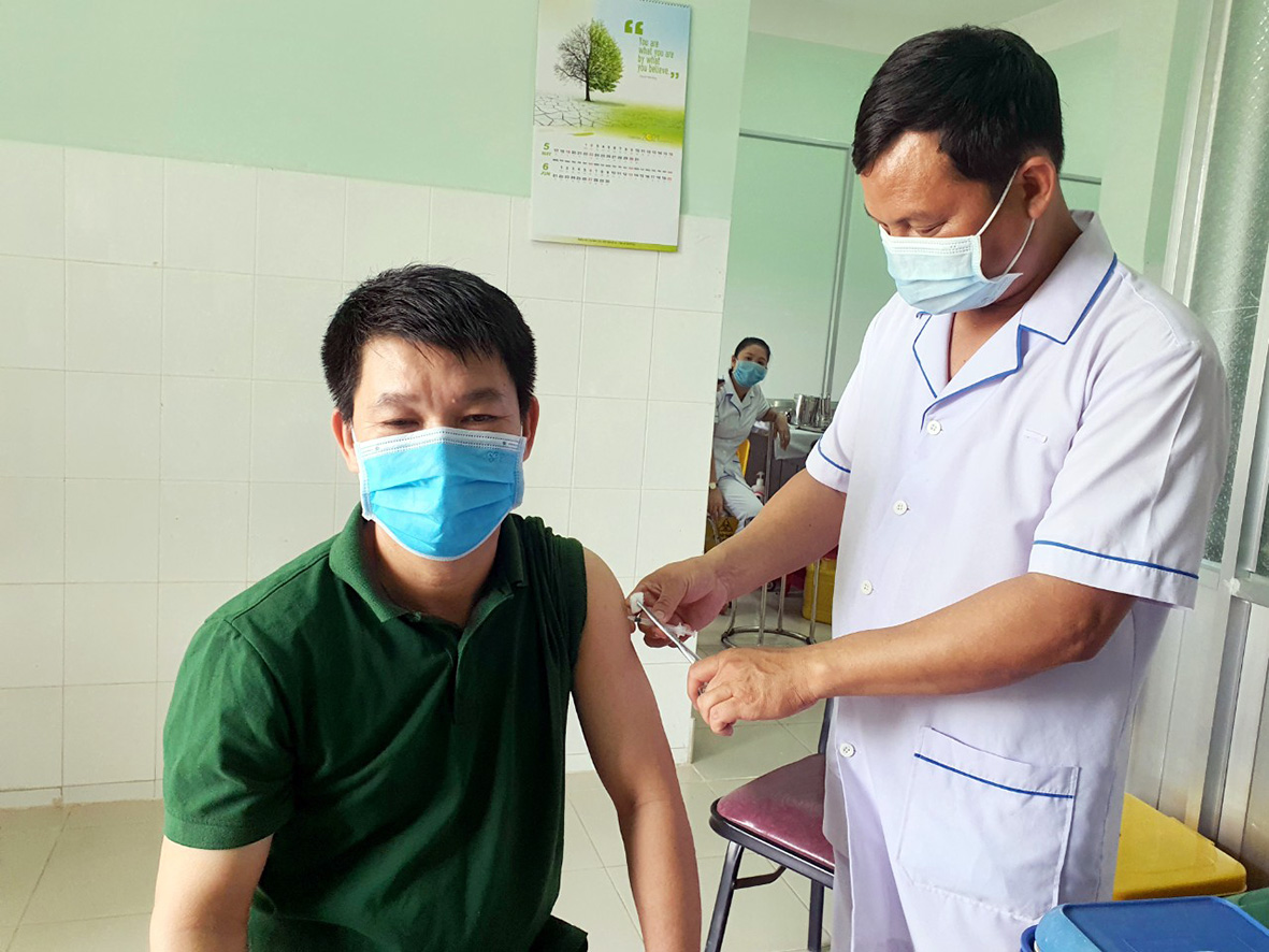 Nhân viên y tế Trung tâm Kiển soát bệnh tật(CDC) tỉnh tiêm vắc xin phòng COVID-19 cho lực lượng tuyến đầu tham gia phòng, chống dịch.