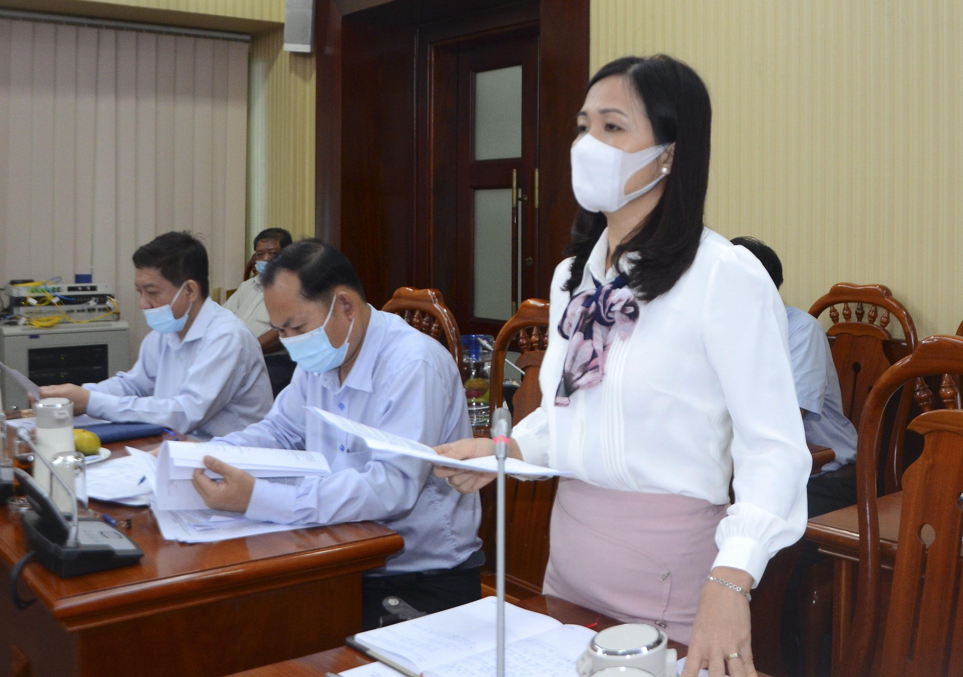 Bà Nguyễn Thị Huệ, Trưởng phòng Cải cách Hành chính, Sở Nội vụ đề nghị các sở, ngành, địa phương tiếp tục rà soát, cắt giảm thời gian giải quyết hồ sơ TTHC cho người dân và DN.