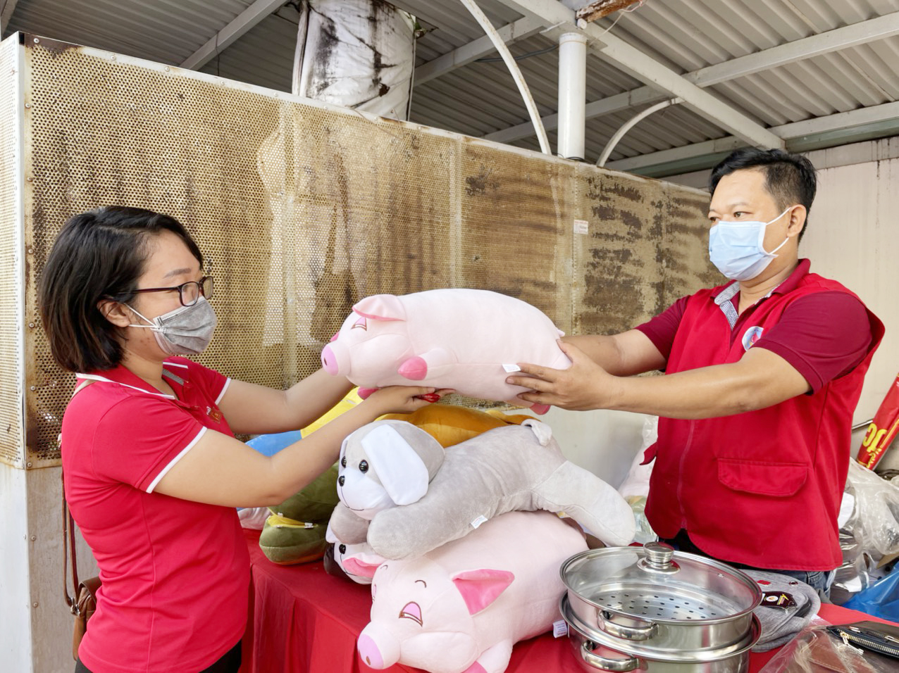 Thành viên BCĐ vận động HMTN tỉnh trao phần quà là heo bông xinh xắn cho người tham gia hiến máu  tình nguyện sáng 13/6.