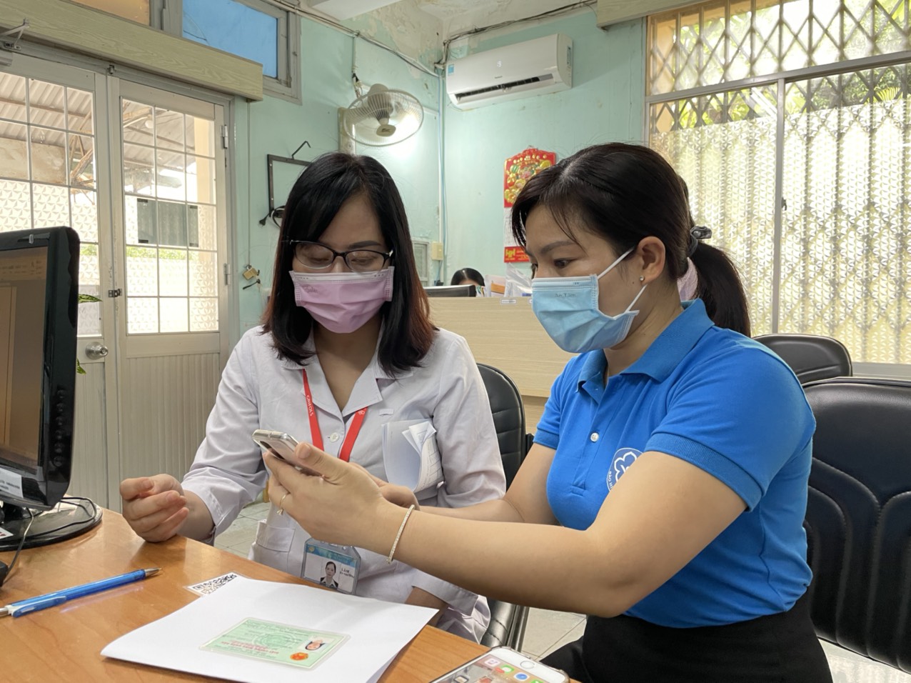 Nhân viên BHXH tỉnh hướng dẫn cài đặt sử dụng ứng dụng “VssID - BHXH số” cho nhân viên y tế BV Vũng Tàu.