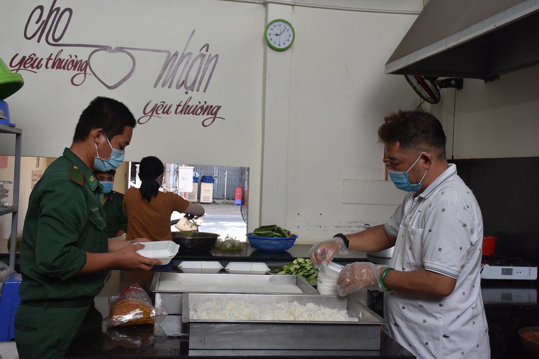 Thành viên “Bếp ăn 0 đồng” đóng hộp cơm chuẩn bị mang đến khu cách ly và trao cho lao động nghèo.