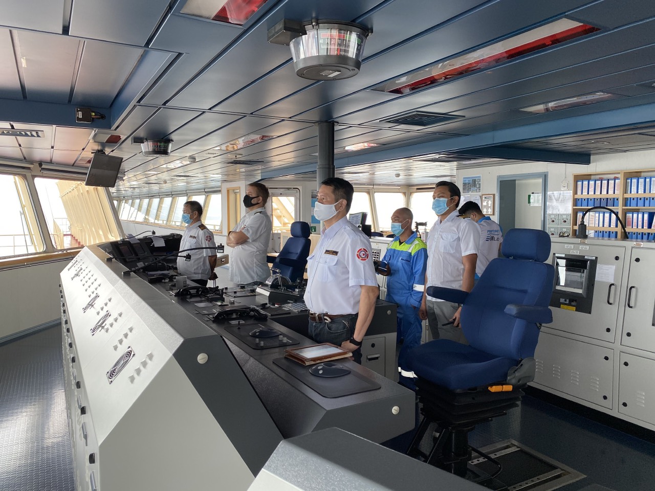Thực hiện đứng giãn cách trên tàu.