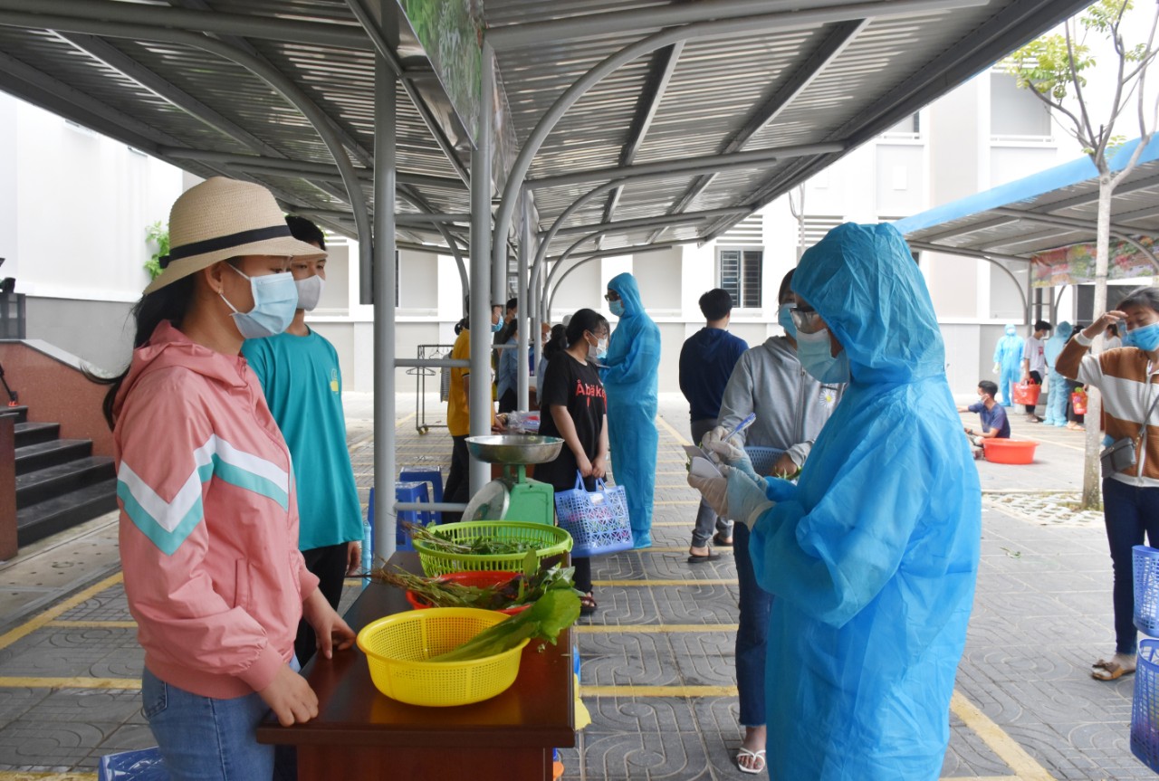 Lực lượng chức năng lấy thông tin toàn bộ người có mặt tại chợ và truy vết các trường hợp F2.