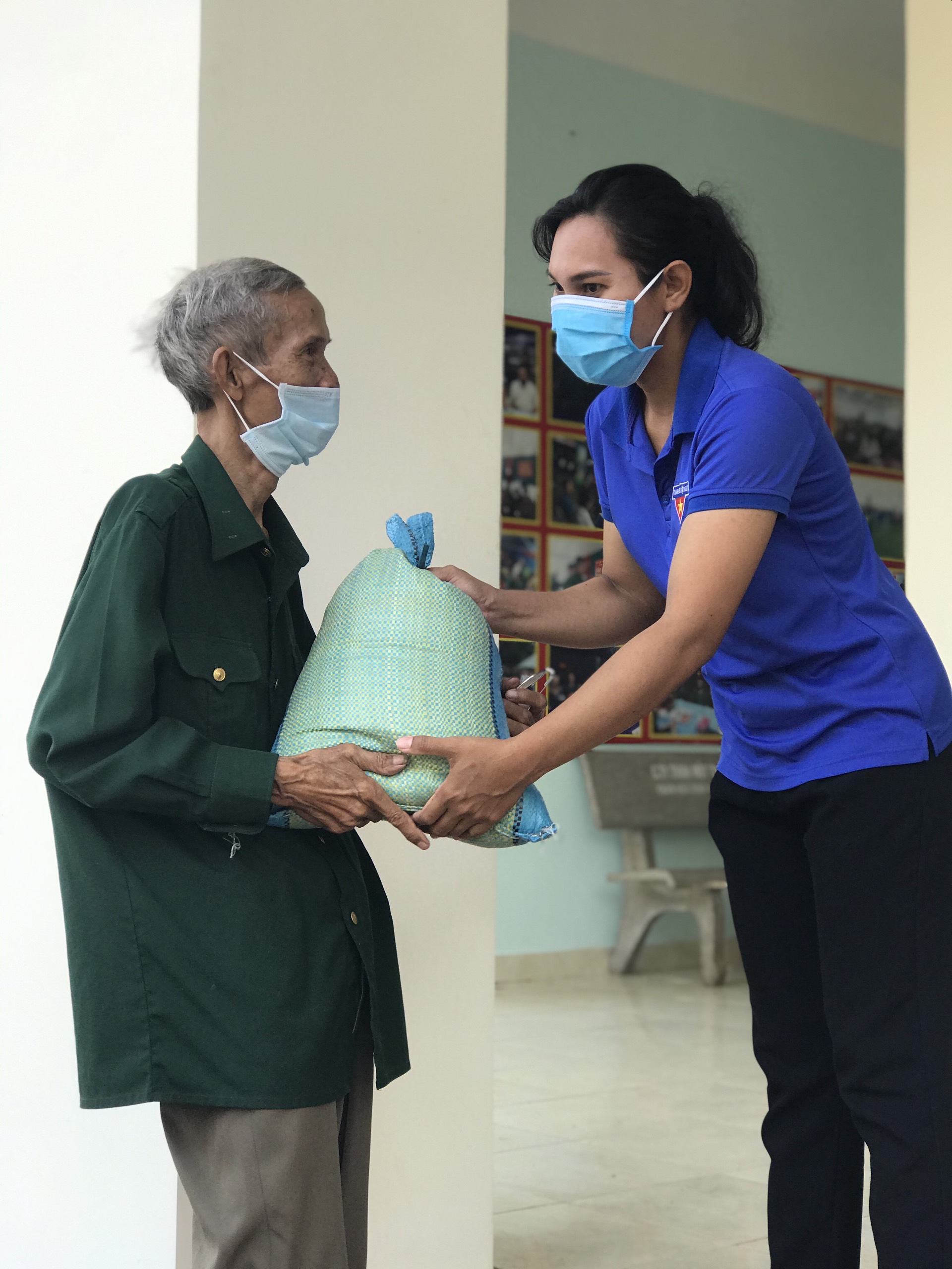 ĐVTN xã Sông Xoài tặng quà cho hộ có hoàn cảnh khó khăn trên địa bàn xã.