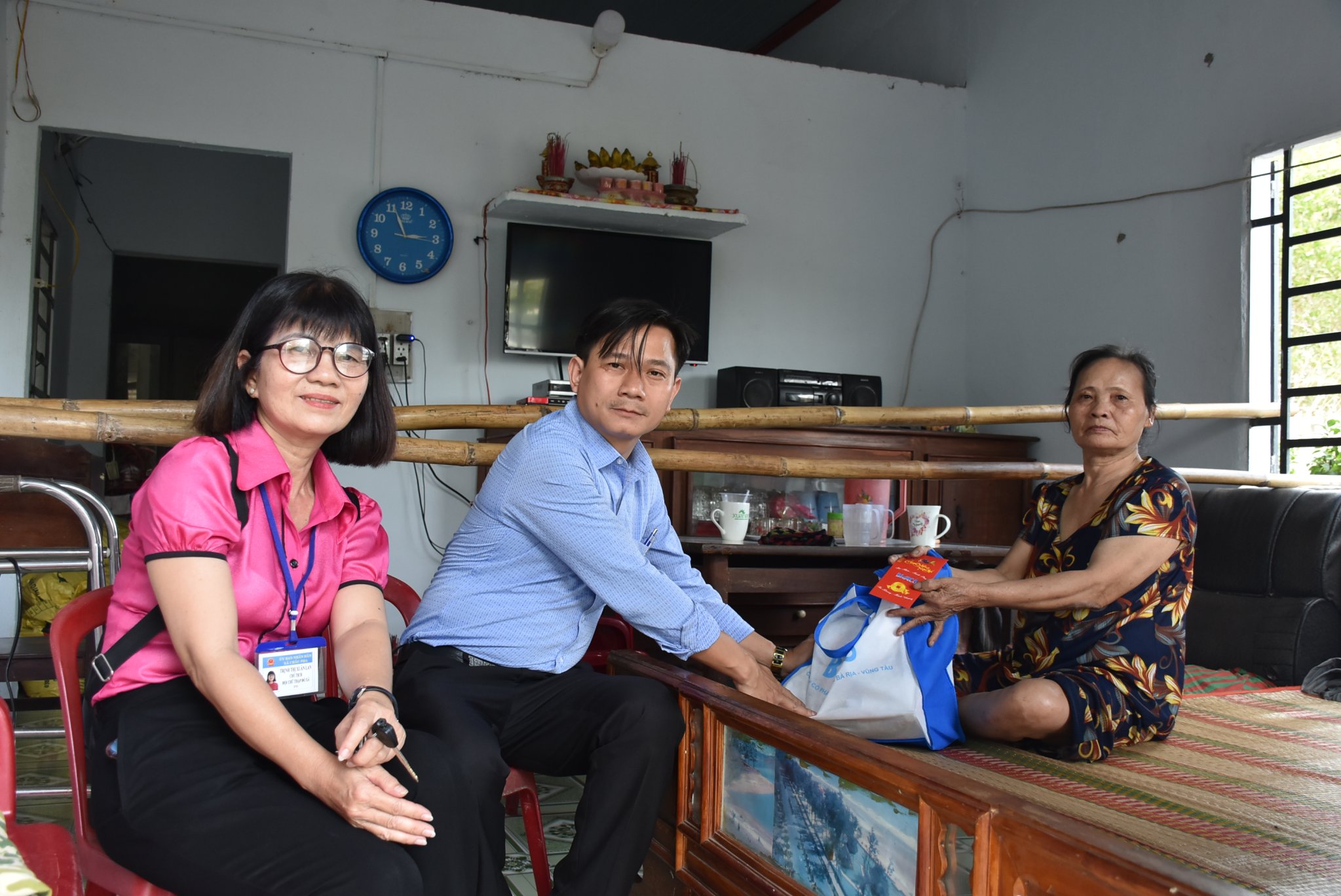 Bà Trịnh Thị Xuân Lan cùng đại diện Báo Bà Rịa-Vũng Tàu thăm, tặng quà một trường hợp khó khăn được giới thiệu trong chuyên mục “Kết nối yêu thương” do Báo giới thiệu (Ảnh chụp tháng 1/2021).