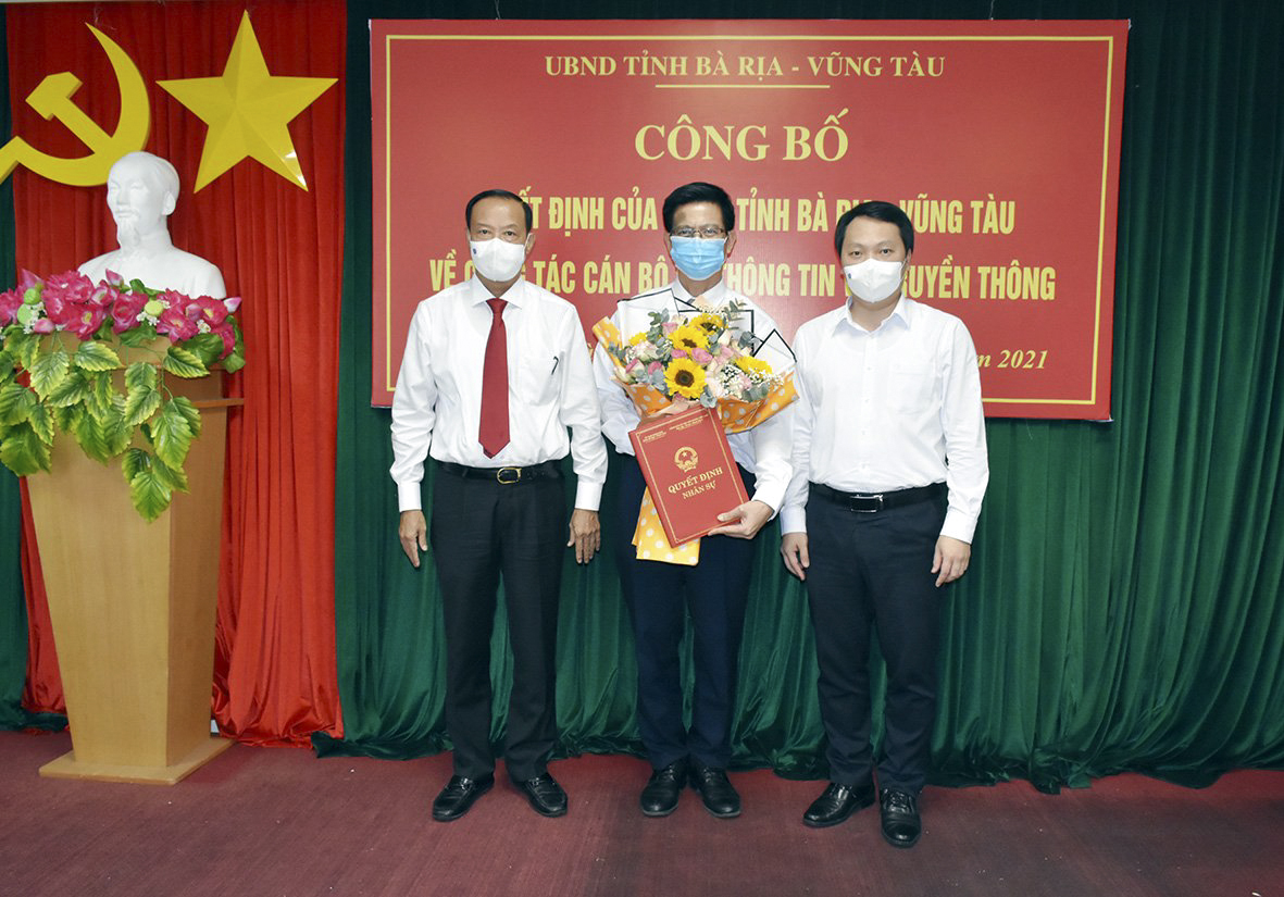 Ông Nguyễn Huy Dũng, Thứ trưởng Bộ TT-TT (bìa phải) và ông Nguyễn Văn Thọ, Chủ tịch UBND tỉnh (bìa trái) trao Quyết định phân công giữ chức vụ Giám đốc Sở TT-TT cho ông Lê Văn Tuấn.