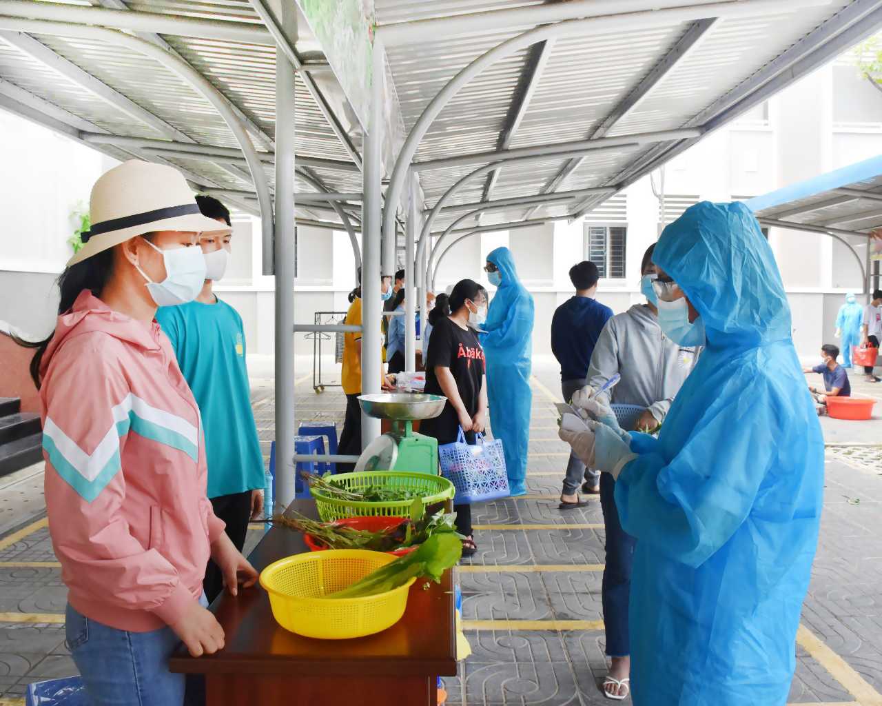 Các địa phương đã chủ động triển khai nhiều biện pháp ứng phó với diễn biến khó lường của dịch.  Trong ảnh: Huyện Long Điền diễn tập công tác phòng, chống dịch với mô hình giả định chợ Long Điền. Ảnh: TUYẾT MAI